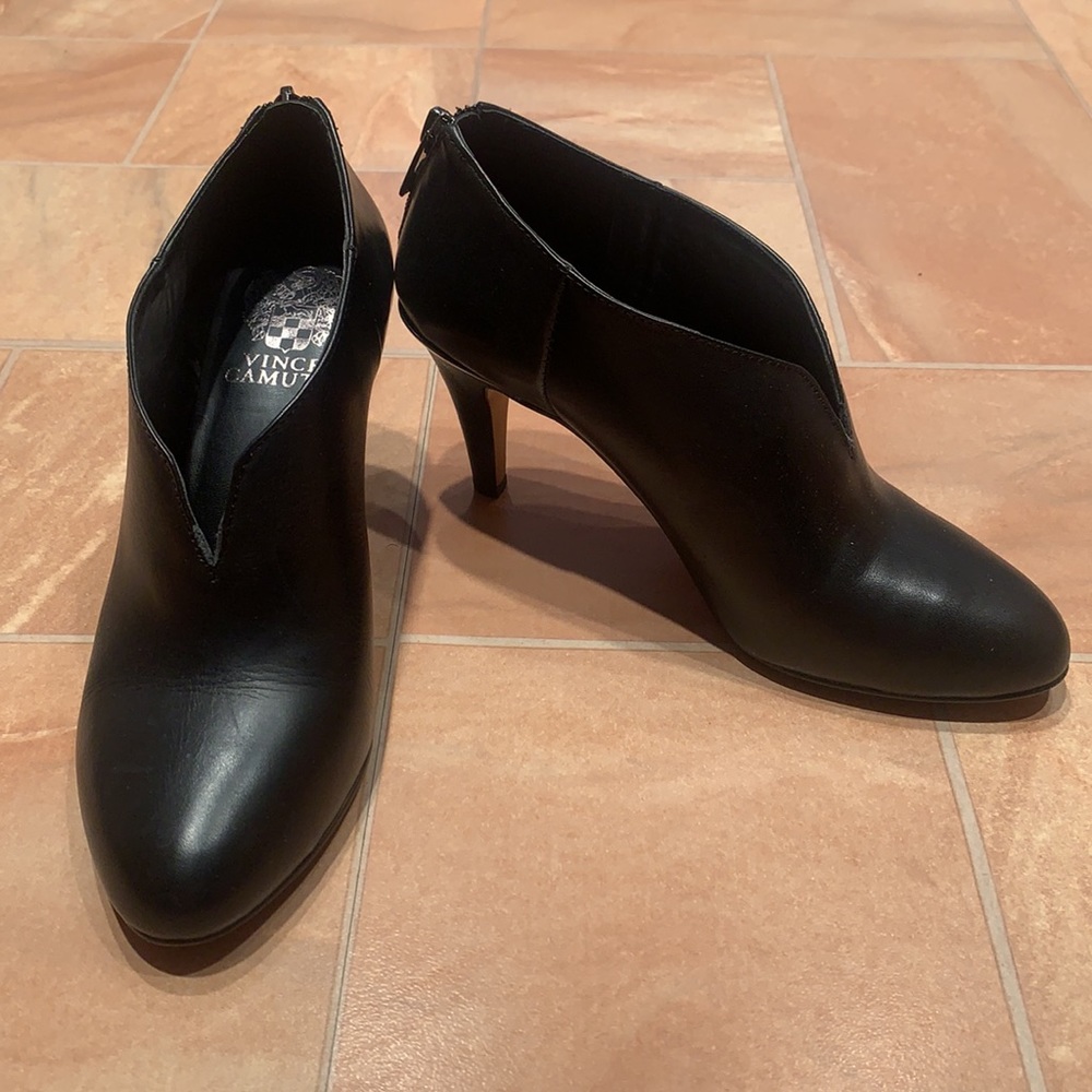 Vince Camuto Women's Black Leather V Cut Pointed Toe Ankle Heel Booties